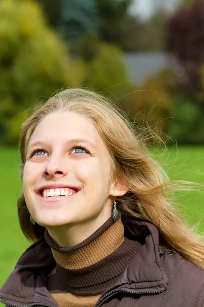 Glückliche Junge Blonde Frau Die Den Himmel Blickt — Stockfoto