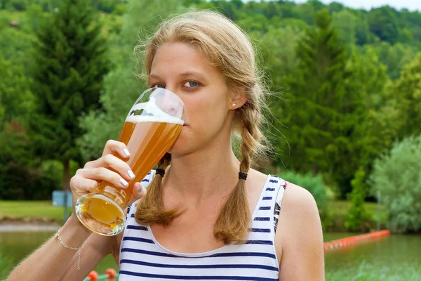 Retrato Una Mujer Bebiendo Una Cerveza Trigo — Foto de Stock