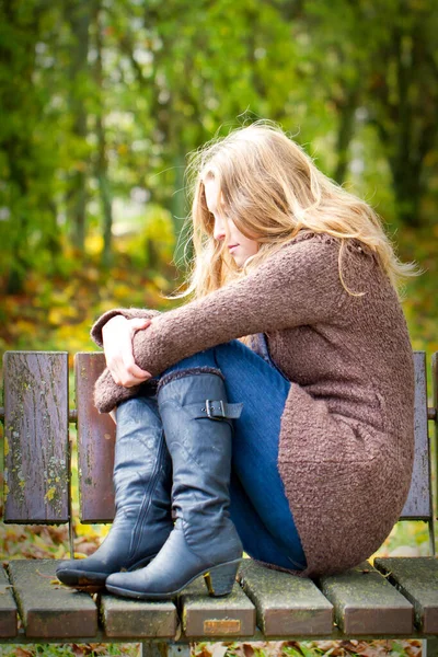 Depressive Junge Frau Sitzt Auf Bank Stockbild