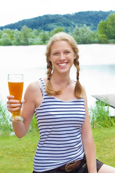 Jovem Mulher Bebendo Uma Cerveja Trigo Lago Imagem De Stock