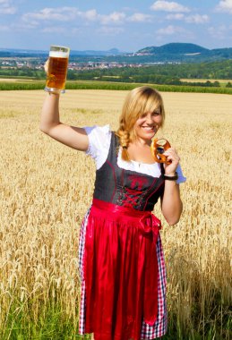 Elinde bira bardağı ve kraker olan genç bir kadın.