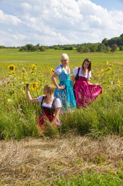 Rengarenk dirsekler içinde üç genç kadın