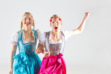 Renkli kirletilmiş iki mutlu kız!