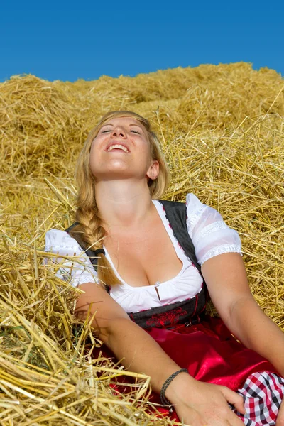 Jovem Mulher Dirndl Sentado Palha Desfrutar Sol — Fotografia de Stock