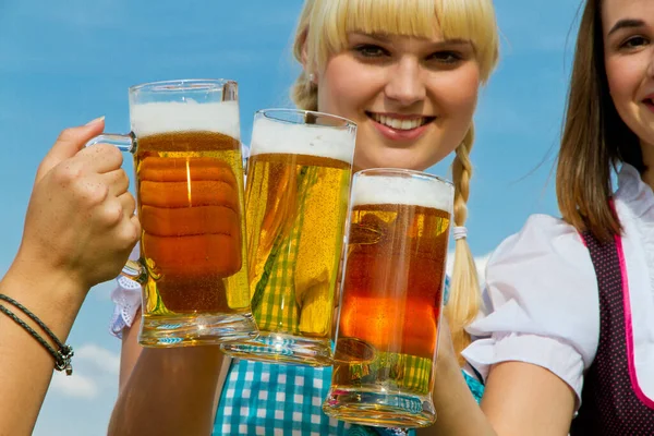 Chicas Bebiendo Cerveza Divirtiéndose — Foto de Stock