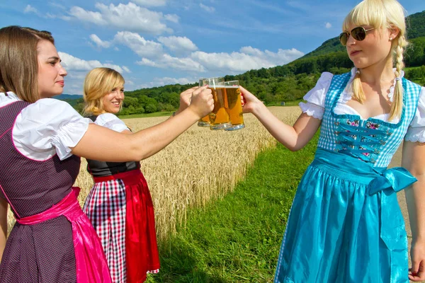 Girls Drinking Beer Field — Stock Photo, Image