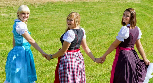 Três Meninas Alegres Dirndl Colorido — Fotografia de Stock