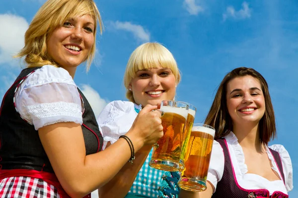 Three Girls Colorful Dirndl Drinking Beer Field — ストック写真