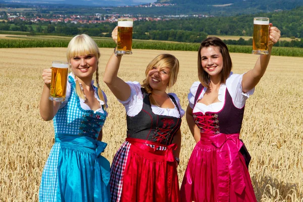 Tres Chicas Dirndl Colorido Beber Cerveza Campo — Foto de Stock