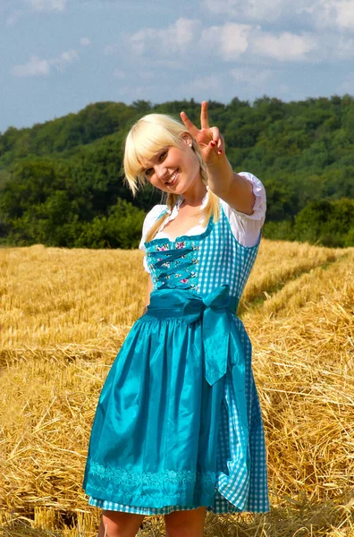 Jeune Femme Dans Dirndl Bleu Faisant Signe Victoire — Photo