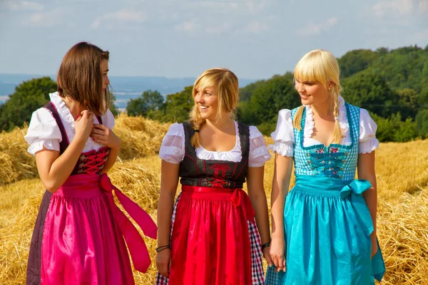 Três Meninas Felizes Dirndls Coloridos Campo — Fotografia de Stock