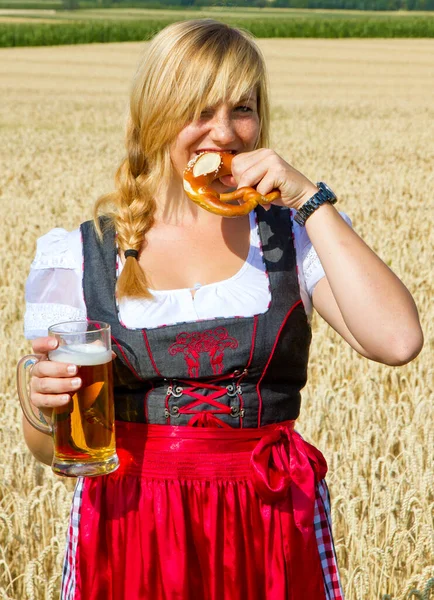 Jeune Femme Avec Tasse Bière Bretzel Main Image En Vente