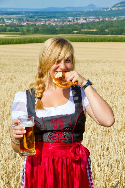 Jeune Femme Avec Tasse Bière Bretzel Main Images De Stock Libres De Droits
