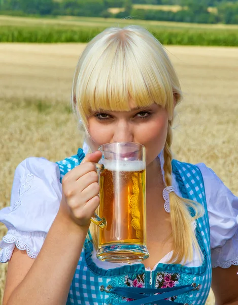 Girl Drinking Beer Field lizenzfreie Stockfotos