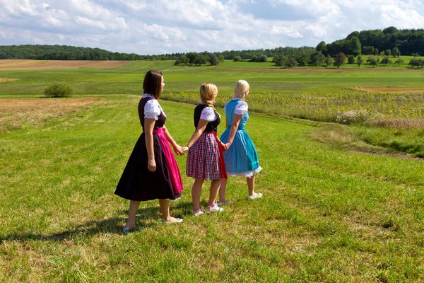 Tre Ragazze Dirndls Che Camminano Prato Foto Stock Royalty Free