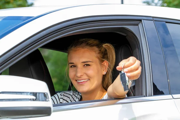 Jonge Vrouw Met Auto Sleutel Hun Hand — Stockfoto