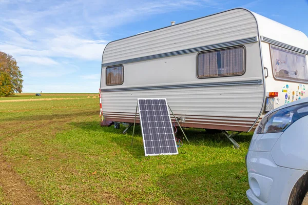 Doğada güneş pilleri olan karavan.