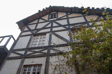 Bir ortaçağ kasabasının ön cephesi. Terk edilmiş bir yer. Hollanda tarzında bir ev.