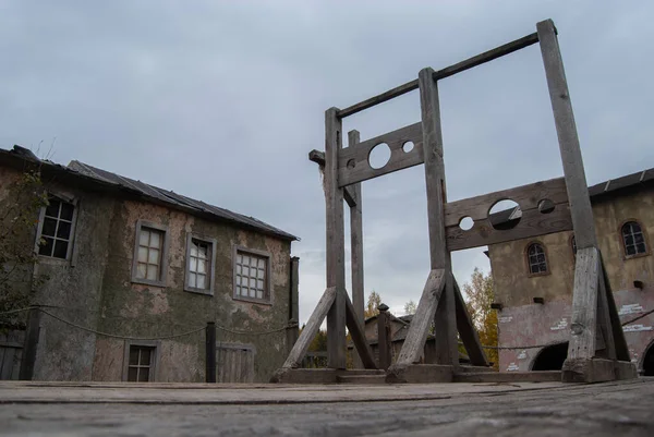 Rusztowanie Dwoma Blokami Dla Przestępców Tle Domów Opuszczonego Średniowiecznego Miasta Obrazek Stockowy