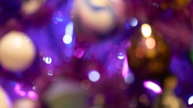 Violet Bokeh soyut kış geçmişi. Bulanık parlayan ışıklar. Dairesel noktalar. Noel tasarımı için.