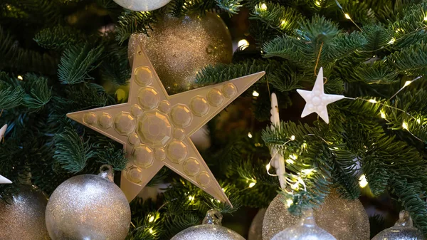 クリスマスツリーを飾る ヴィンテージ トニング 黄色の星と白いボール — ストック写真
