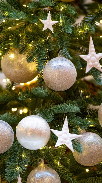 Árvore Natal Decorada Tonificação Vintage Estrela Amarela Bolas Brancas — Fotografia de Stock