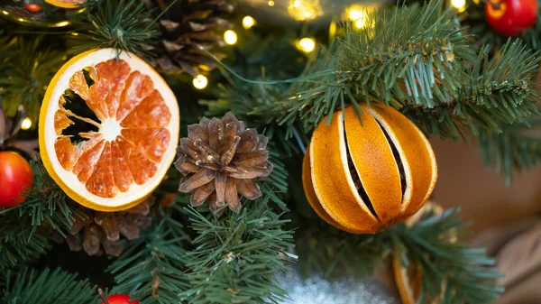 Doğal malzemelerle süslenmiş Noel ağacı - kurutulmuş portakal dilimleri.