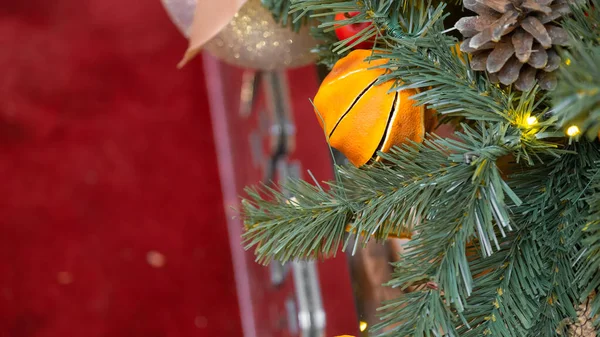 天然素材で装飾されたクリスマスツリー 乾燥オレンジのスライス 赤を背景に — ストック写真