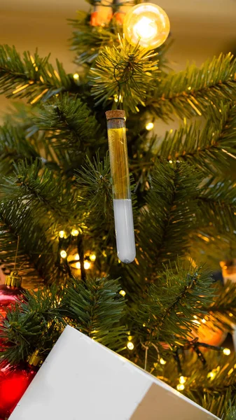 化学探査機で飾られた科学的なスタイルのクリスマスツリー Fablab New Year — ストック写真