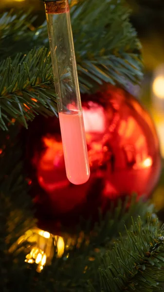 化学探査機で飾られた科学的なスタイルのクリスマスツリー Fablab New Year — ストック写真