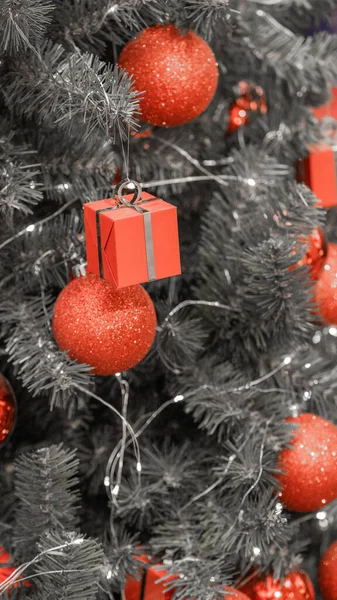ツリー上のクリスマスの装飾 グレースケールの背景に赤いプレゼント 木の枝にクリスマスのおもちゃ — ストック写真