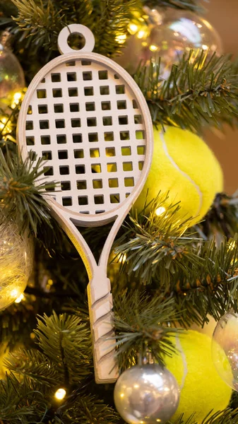 Noel süsleri, ağaçta tenis raketi. Ağaç dalında Noel oyuncağı ve çelenk