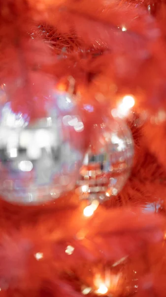 Bola Disco Brinquedo Natal Árvore Natal Vermelha Close Decoração Ano — Fotografia de Stock