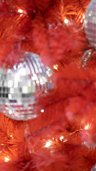 クリスマスのおもちゃ赤いクリスマスツリーのディスコボール 接近中だ お正月飾り — ストック写真