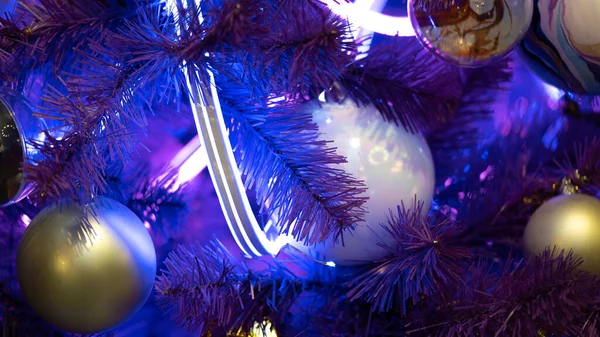 ツリー上のクリスマスの装飾 木の枝とガーランドのクリスマスのおもちゃ — ストック写真