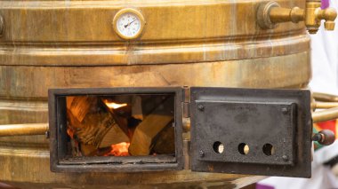 Klasik metal bakır çay semaveri. Firebox penceresi ve basınç göstergesi olan ön manzara. Geleneksel Rus çayı