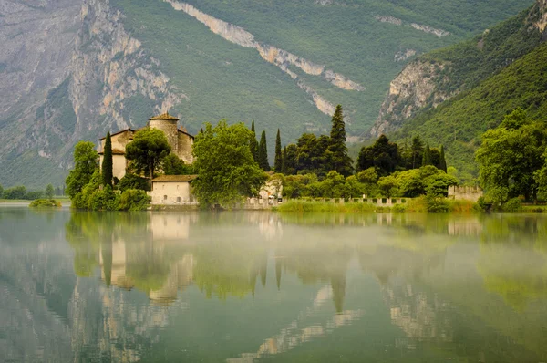 Mittelalterliche Burg am Toblinosee, Trentino, Italien Stockfoto