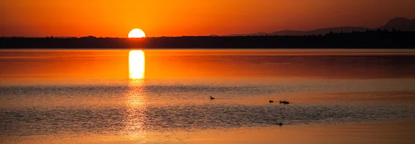 Soluppgång vid sjön — Stockfoto