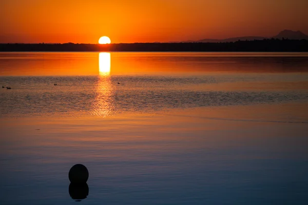 Salida del sol en el lago Geneva — Foto de Stock
