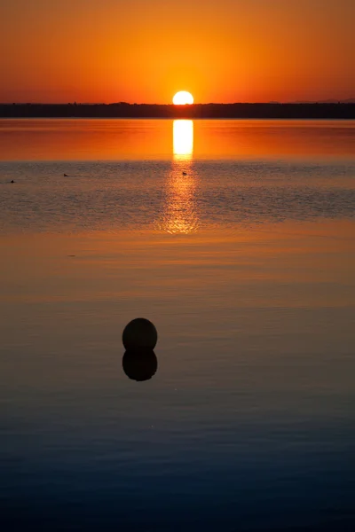 Soluppgång vid sjön — Stockfoto