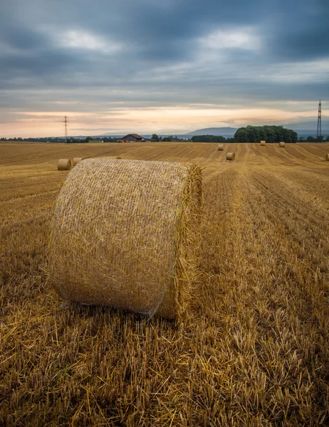 Tarwe bale en storm wolken — Stockfoto