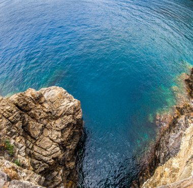 Cliff ve deniz soyut