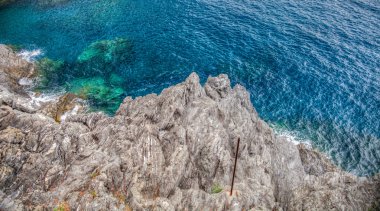 Cliff ve deniz soyut