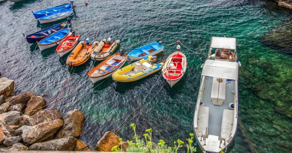 Лодки в Риомаджоре, Италия — стоковое фото