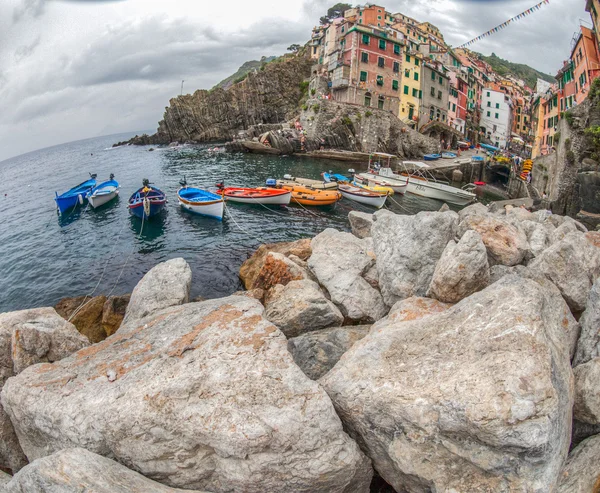 Båtar på riomaggiore, Italien — Stockfoto