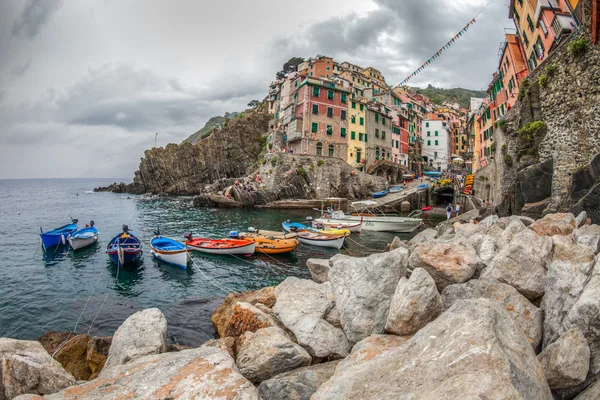 Båtar på riomaggiore, Italien — Stockfoto