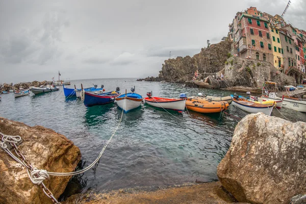 Båtar på riomaggiore, Italien — Stockfoto