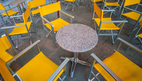 Cadeiras e mesas — Fotografia de Stock