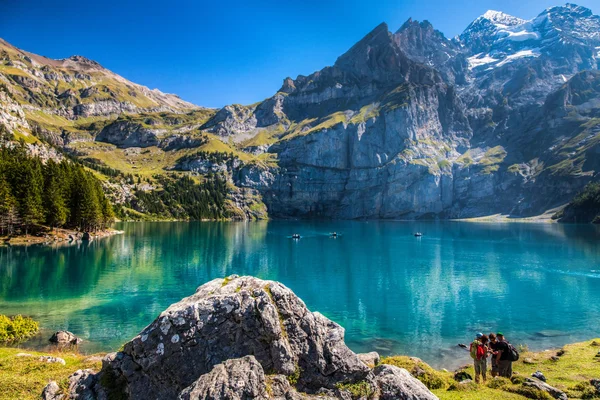 Tó oeschinen / oeschinensee, Svájc — Stock Fotó