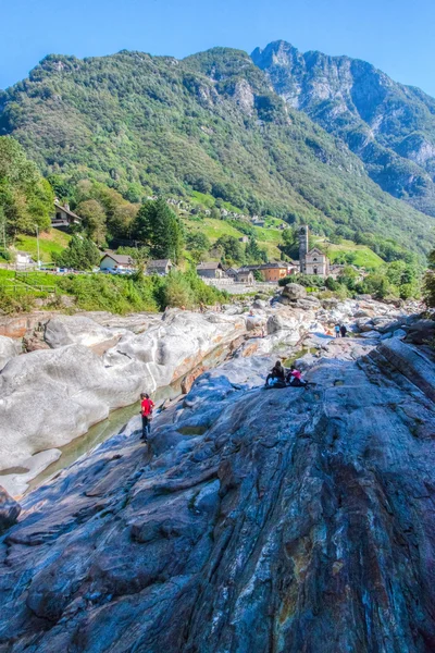 Verzasca River Valley, Switzerland - Tourists — Stock Photo, Image